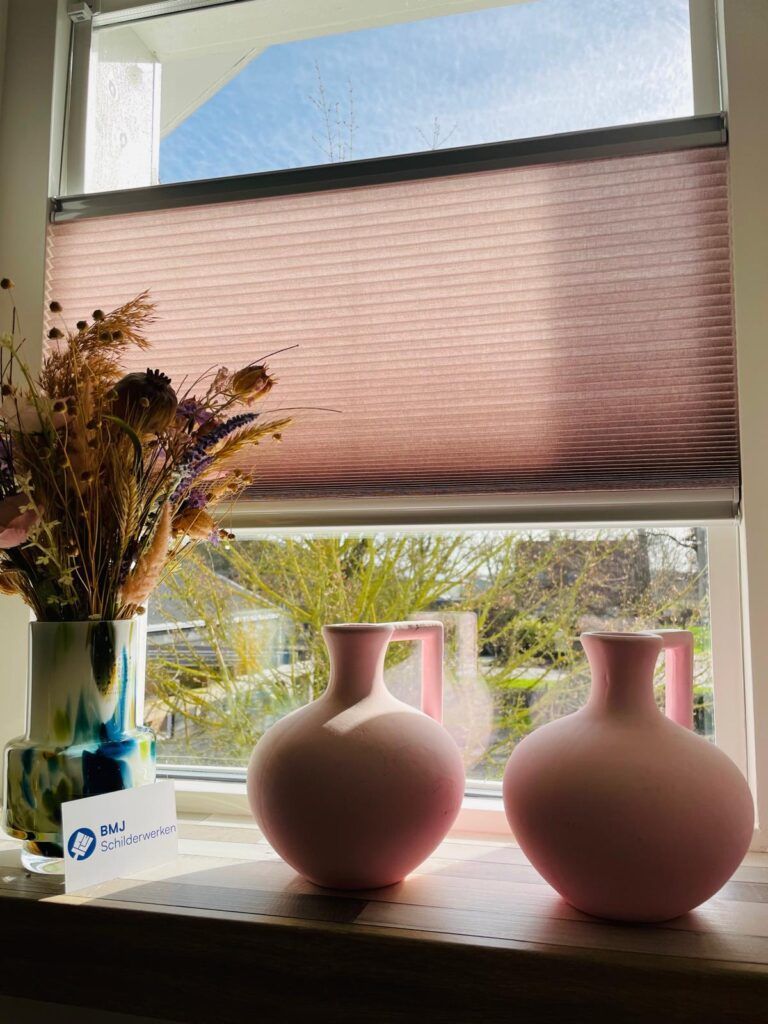 Roze zonwering in het interieur. Raambekleding door BMJ Schilderwerken