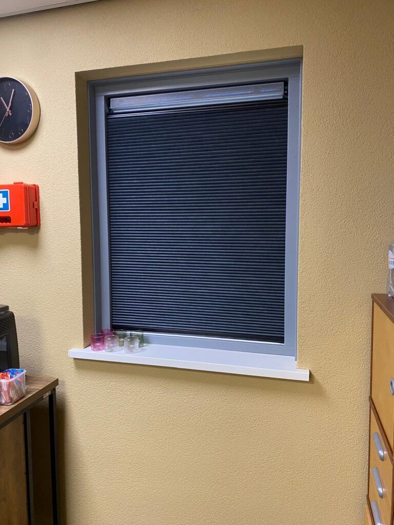 raambekleding tegen de zon op kantoor